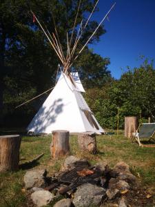 villagedufar-westtipis-indienshaute-viennecowboyssejours-insolitesclos-de-l-isop