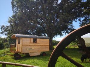 Clos-de-l-isoprestaurantroulotteinsolitechevauxhaute-viennehautlimousinroulottecampementnaturewanderersejourinsolite