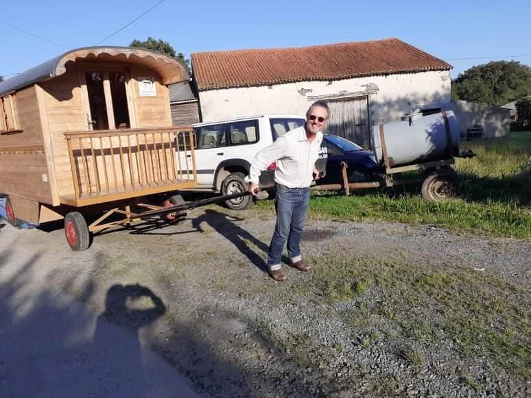 Clos de l isop restaurant roulotte insolite chevaux haute vienne haut limousin arrivee de la roulotte de campagne pour chevaux